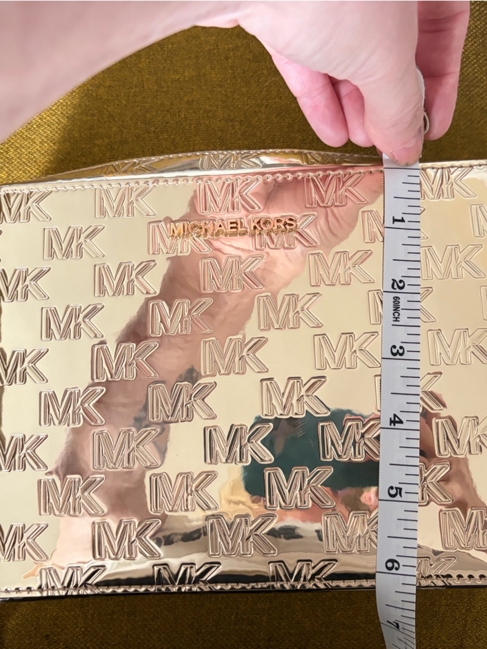 Michael Kors JetSet Crossbody in logo Gold Patent - Picture 10 of 13